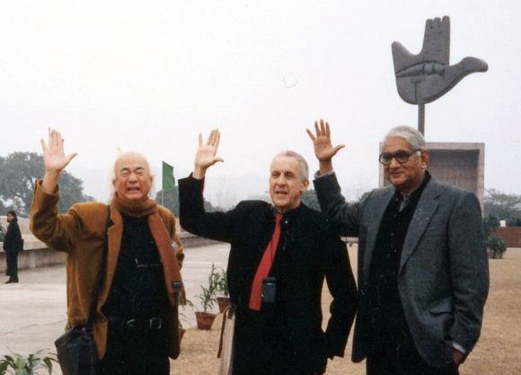 1999年，印度昌迪加尔，林少伟与弗兰普顿（Kenneth Frampton）、柯里亚（Charles Correa）在柯布西耶的“开放的手”雕塑前合影。（©CCA）