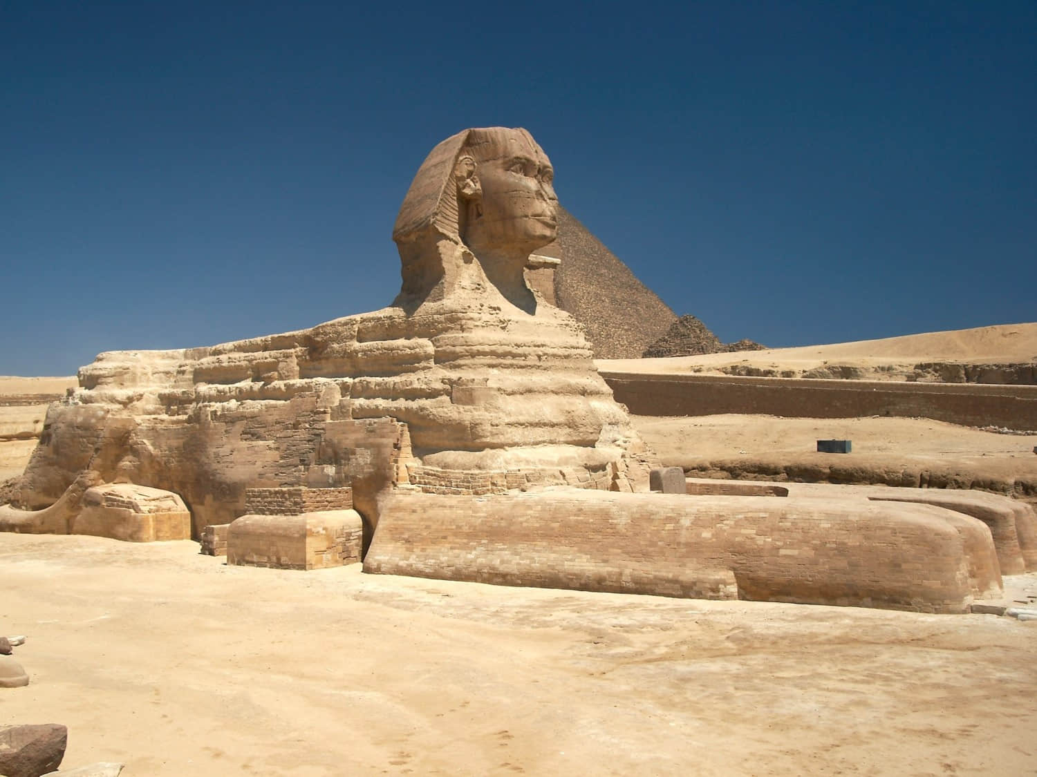 △ 位于埃及卡夫拉金字塔旁的狮身人面像