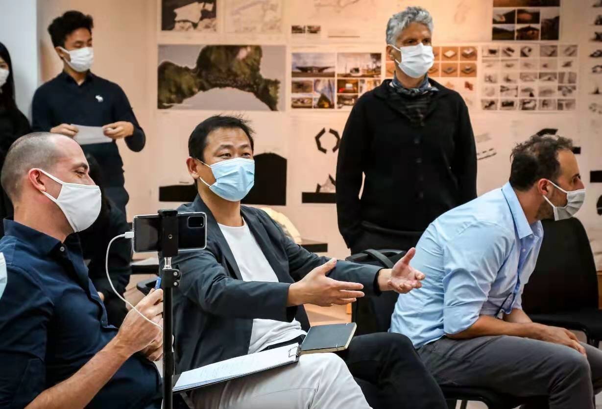 朱涛老师（左二）在港大建筑学硕士2020秋期末评图现场 ©香港大学建筑学系