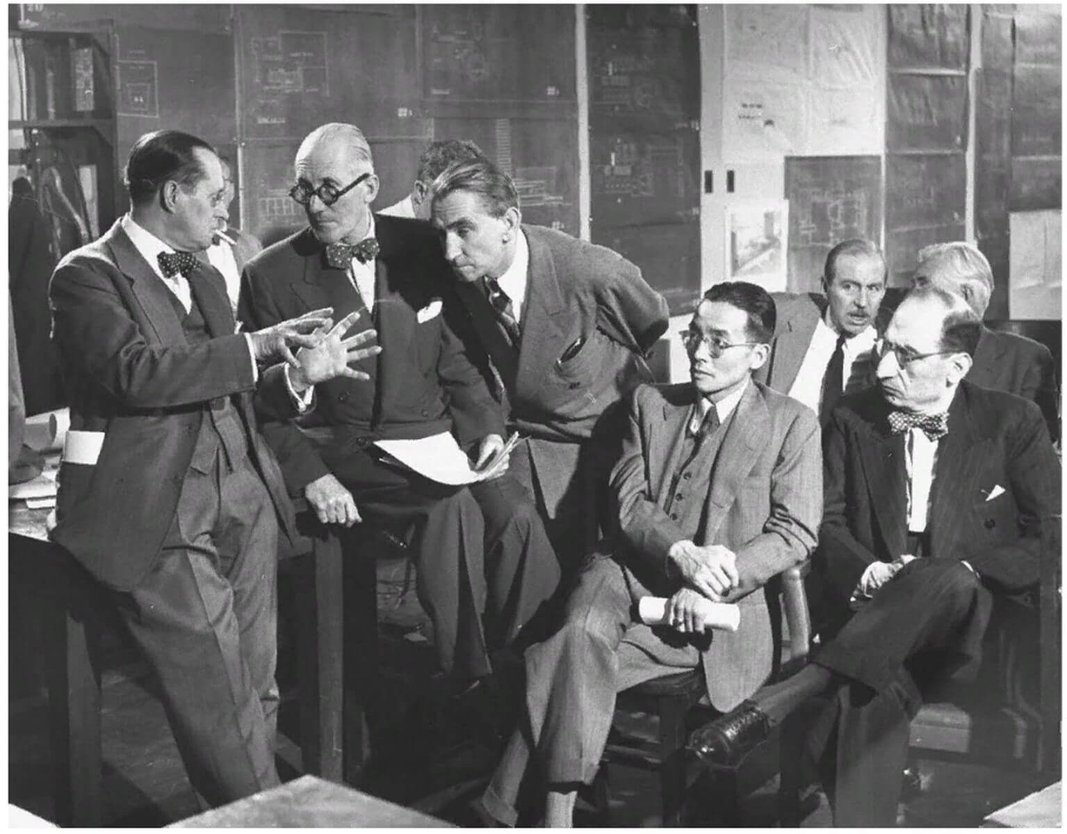1947年4月，梁思成（左四）在纽约与建筑师柯布西耶（左二）、Ernest Cormier（左一）、Vladimer Bodiansky（左三）、Raul Fontaina（后排右二）等讨论联合国总部设计 ©Frank Scherschel