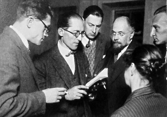 1928年，柯布西耶在莫斯科，与苏联先锋派建筑师Andrei Burov 和 Aleksandr Vesnin