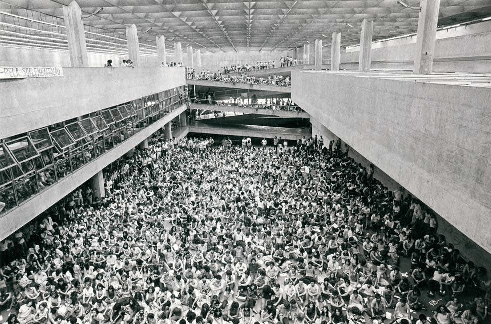 1968年，建筑学生聚集在巴西圣保罗大学建筑与城市学院大楼中庭。（摄影: Raul Garcez）