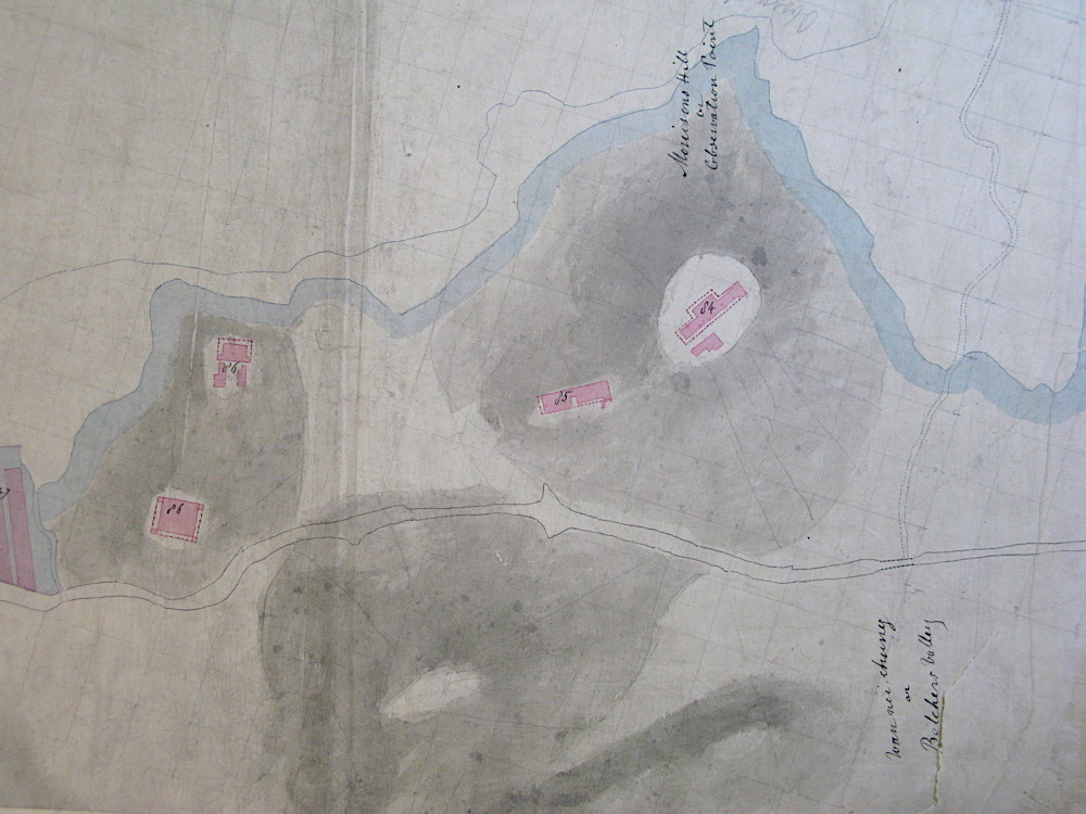 最早坐落山顶上的零星居所：海员医院和法官住所（左），莫里森教育协会学校（右），出自“1843年戈登地图”（“Gordon’s Map” of 1843）©️英国国家档案馆