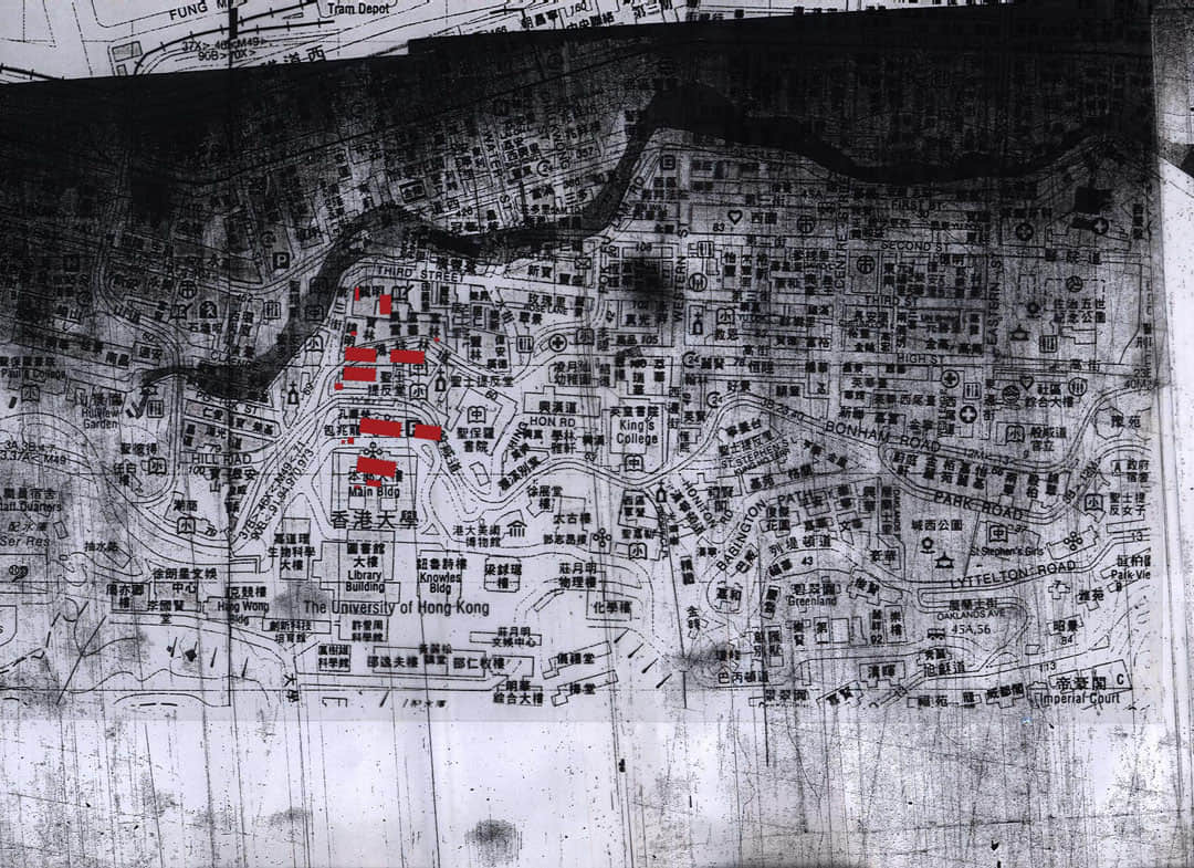 红块为“1843年戈登地图”上所示的西角军营历史所在地，并将其叠加于当代香港岛地图 ©️Chris Cowell