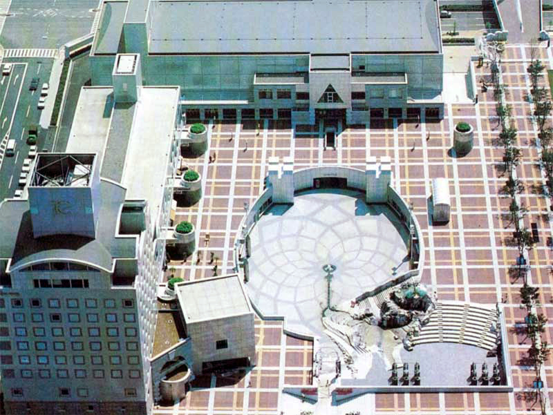 米开朗基罗在卡比托利欧山上的椭圆广场，在矶崎新的筑波中心下沉了，中心的君主像变成了虚空泉眼。