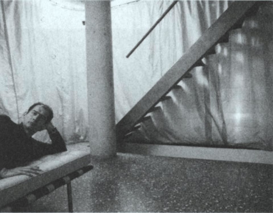 雷姆·库哈斯侧躺在密斯·凡德罗设计的家具上 © Hans Werlemann