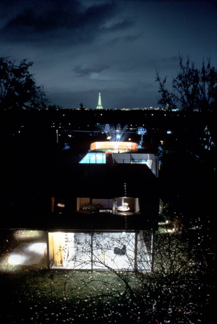 Villa dall’Ava夜景，光亮的屋顶与轴线远处同样光亮的埃菲尔铁塔 © Hans Werlemann