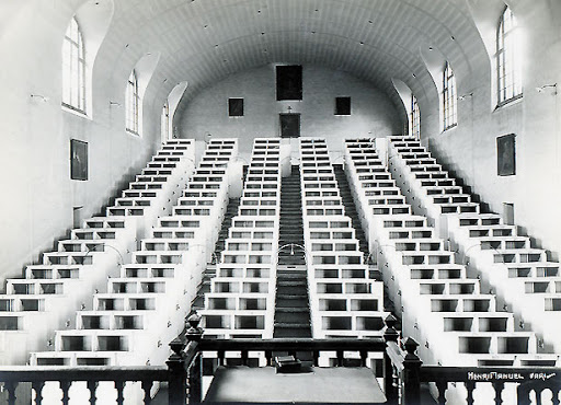 位于法国弗雷斯纳监狱的“牢房礼拜堂”，摄于1930年 © Henri Manuel
