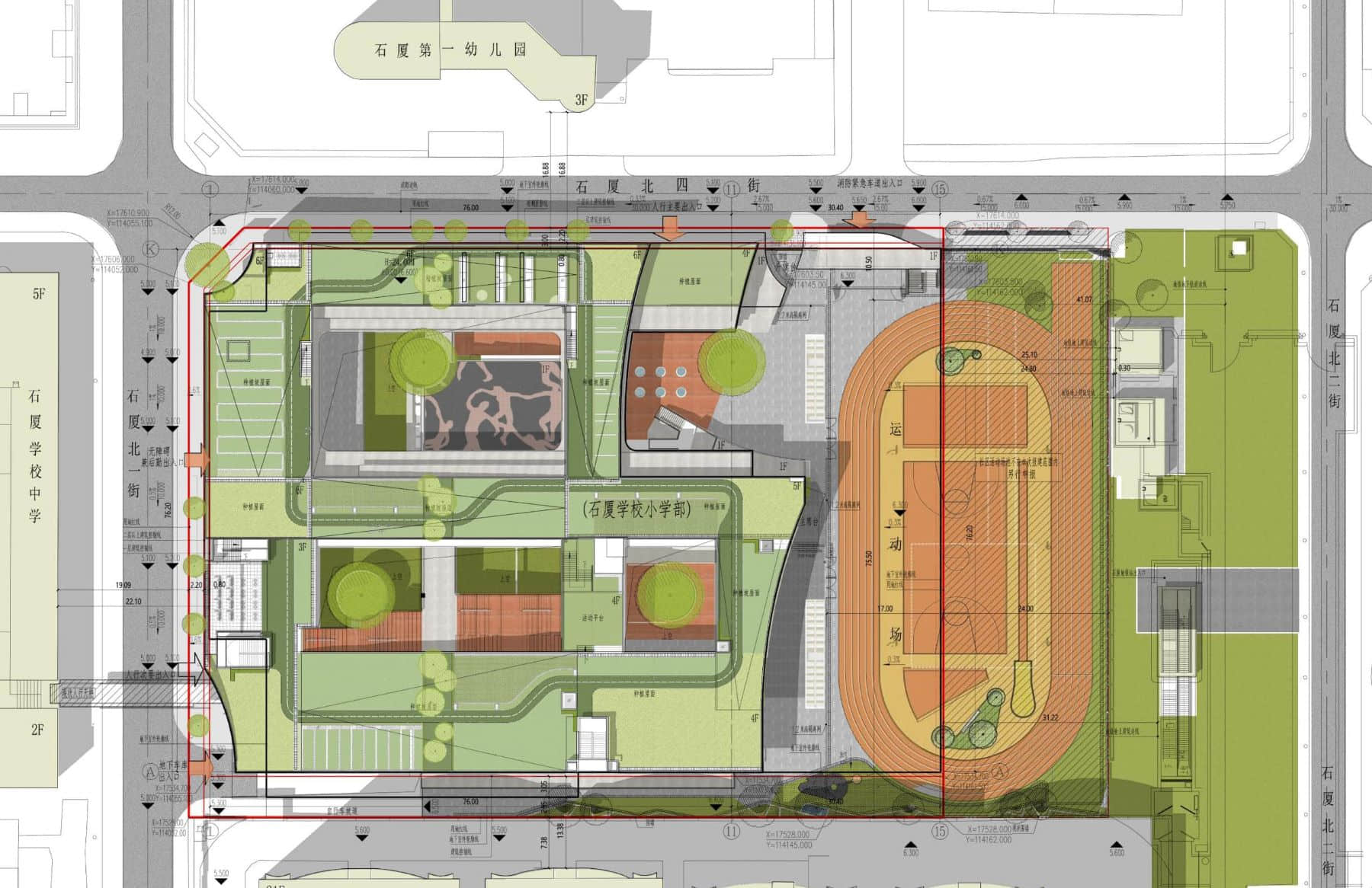 图82、83. 王维仁的石厦小学在概念设计阶段（左），在红线内仅能放下一条60米直跑道；在深化阶段（右），占用东边一部分社区用地，可放下一个150米跑道田径场