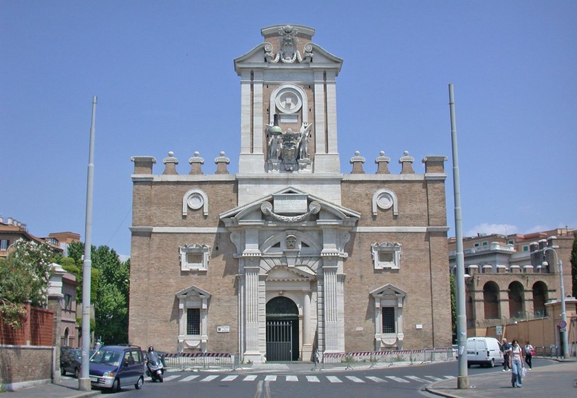 △ 四号消防站正立面和米开朗琪罗设计的庇亚门（Porta Pia）